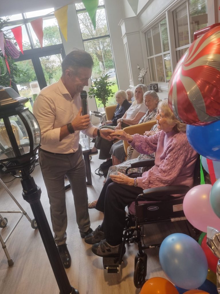Singer Lois entertained the residents after the opening of the corner shop 